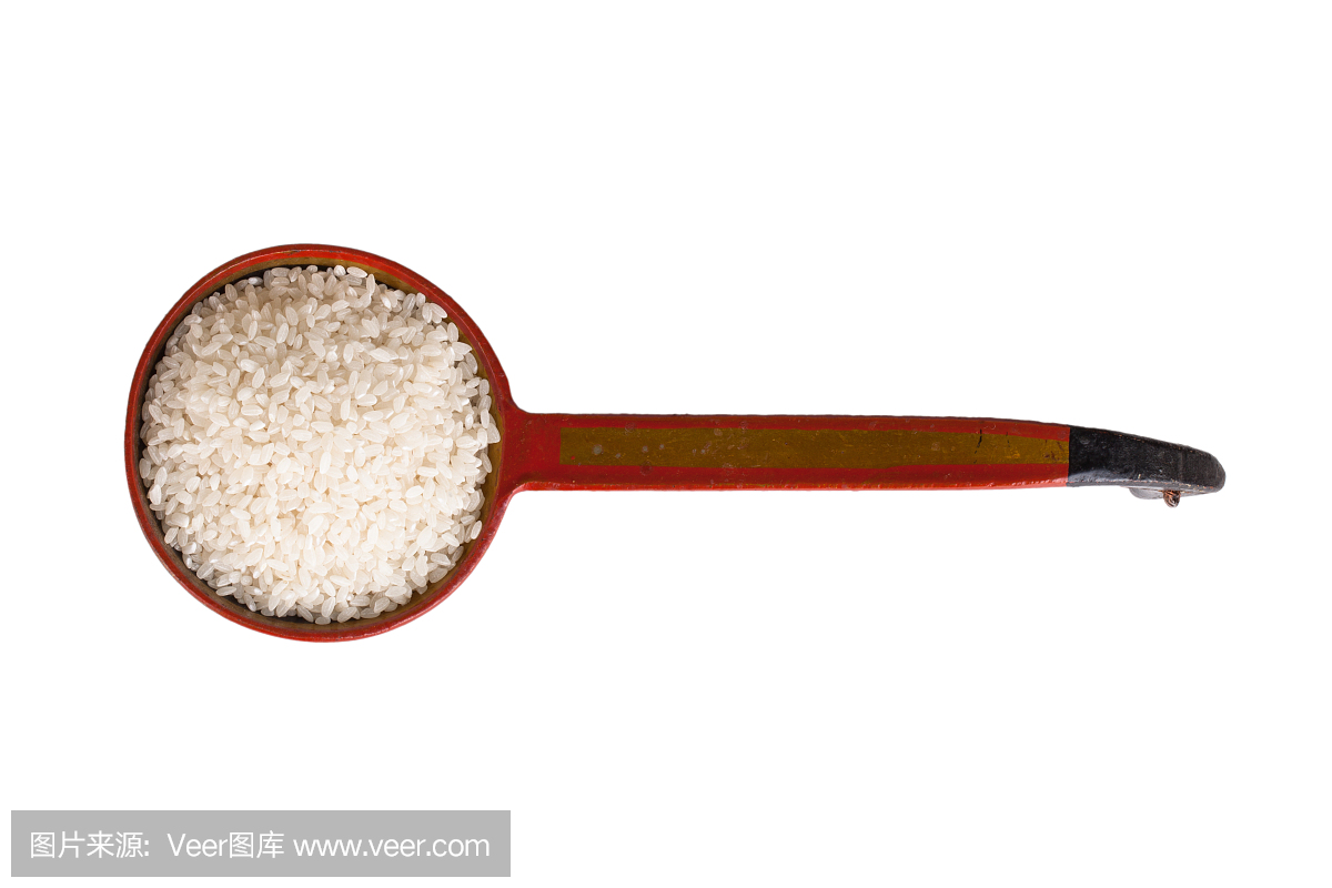 圓米在舊木勺孤立在白色的背脊