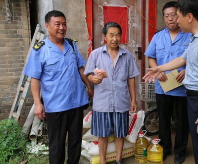 暴雨無(wú)情人有情 --新鄉(xiāng)市食藥監(jiān)局保障災(zāi)后飲食用藥安全_行業(yè)要聞_食安中國(guó)網(wǎng)